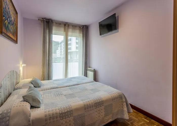 Paseo Antzieta 31. 1e Apartament