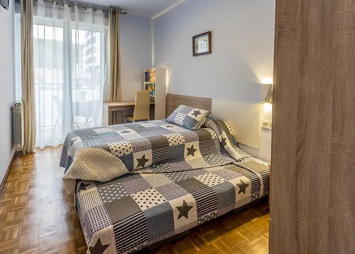 Paseo Antzieta 31. 1e Apartament