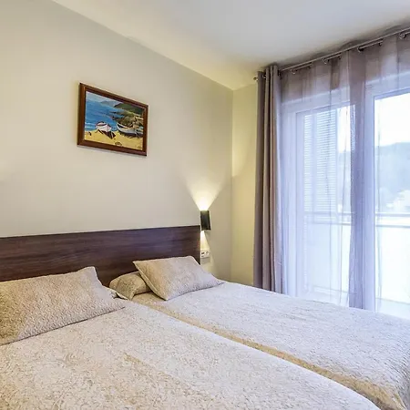 Paseo Antzieta 31. 1e Apartamento *